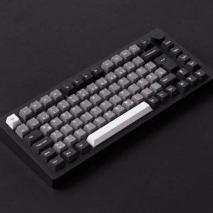 MonsGeek M1 V5 ISO Gaming-Tastatur auf schwarzem Hintergrund